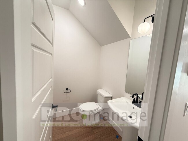 Foto del edificio - Gorgeous *NEW* Townhouse on the west side