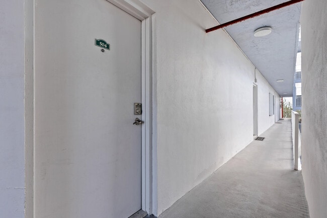Foto del edificio - 677 NE 24th St