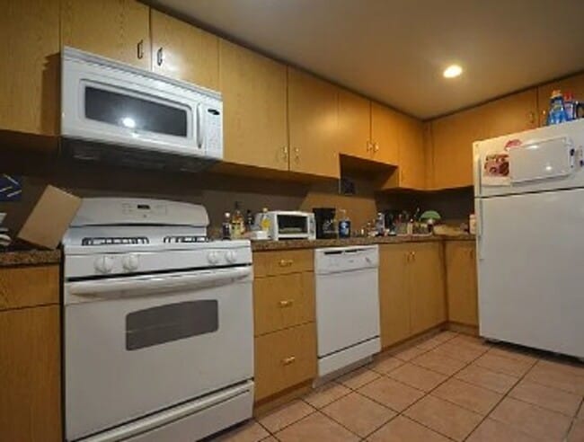 Building Photo - 4BR 2Bth unit! Great location!