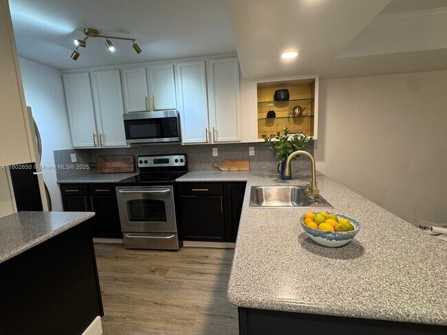 Foto del edificio - 4770 NW 102nd Ave