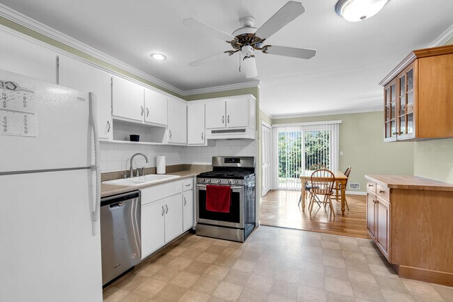 905 Kitchen and Dining - 905 Curtis Ave