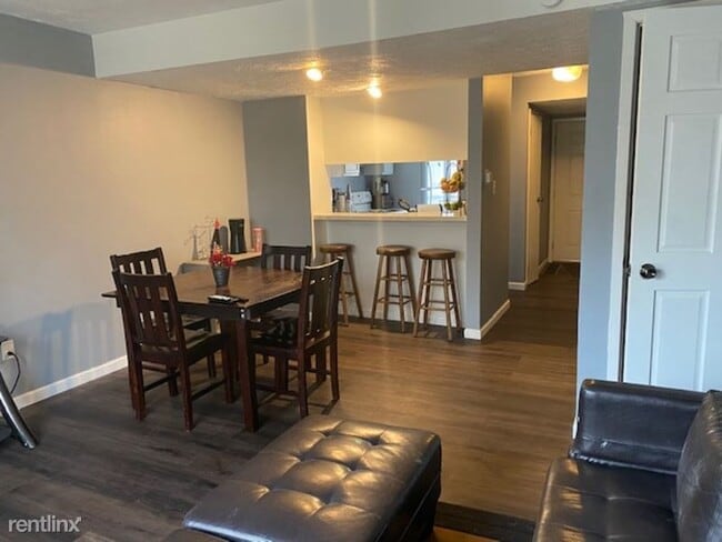 Building Photo - 4 br, 2.5 bath Townhome - 520 E Graham Place