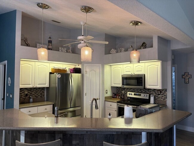 Building Photo - GLORIOUS POOL AND HOT TUB 3/2/3 HOME with Lemon tree and privacy!