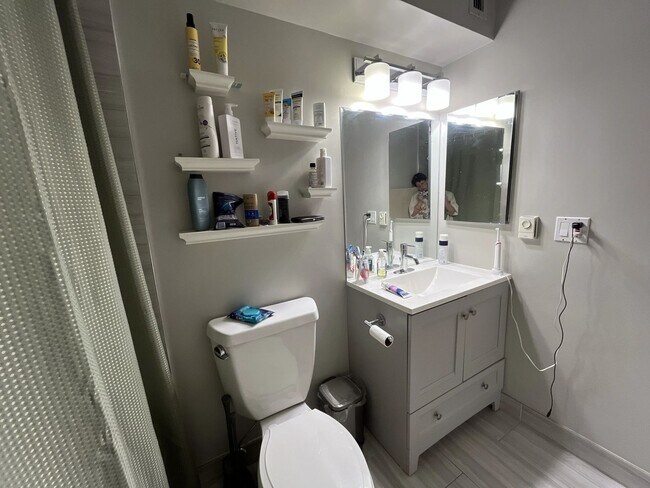 Foto del edificio - GOLD COAST - FANTASTIC 1BD/1BTH APARTMENT FOR RENT!