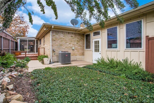 Foto del edificio - 7327 Wellcrest Dr