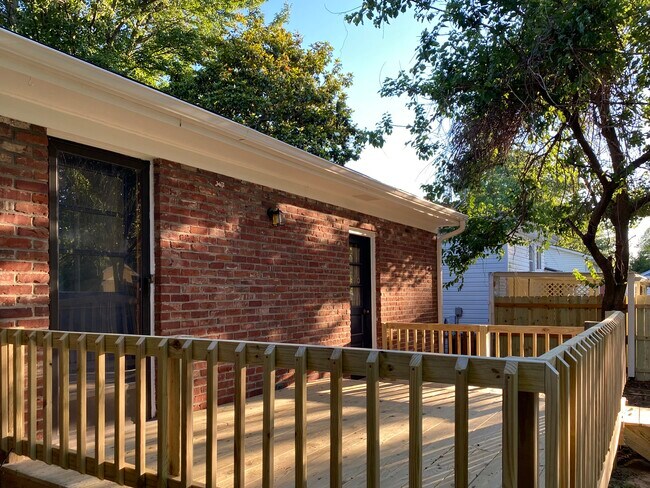 Foto del edificio - 8003 Broadfern Dr