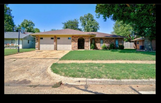 Building Photo - 1615 Camelot Dr