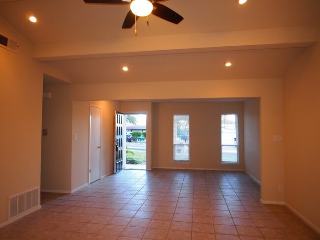 Building Photo - 7101 Twisted Oaks Dr