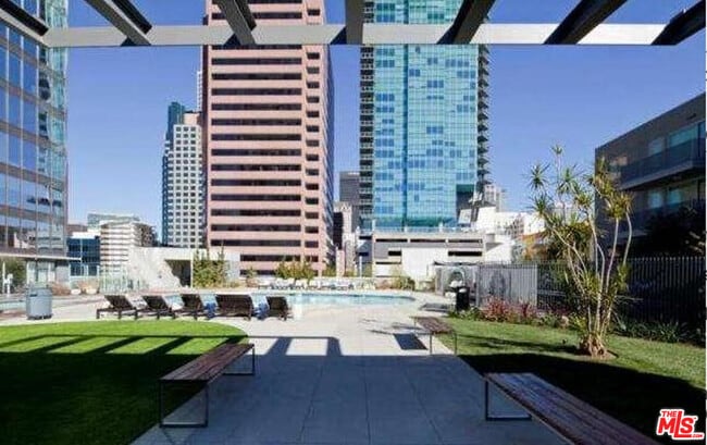 Foto del edificio - 901 Flower St