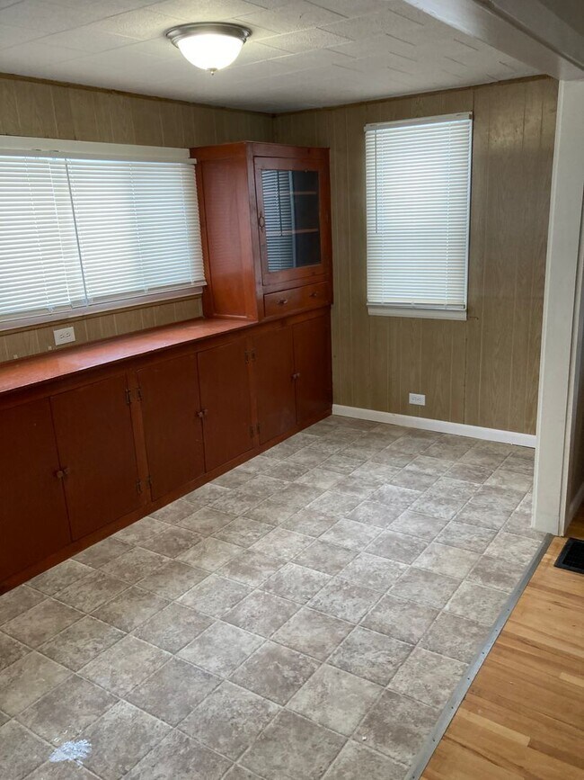 Building Photo - Nedrow remodeled 2 Bed ranch