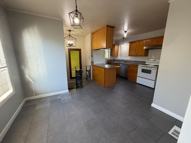 Building Photo - 1324 SW Levens St