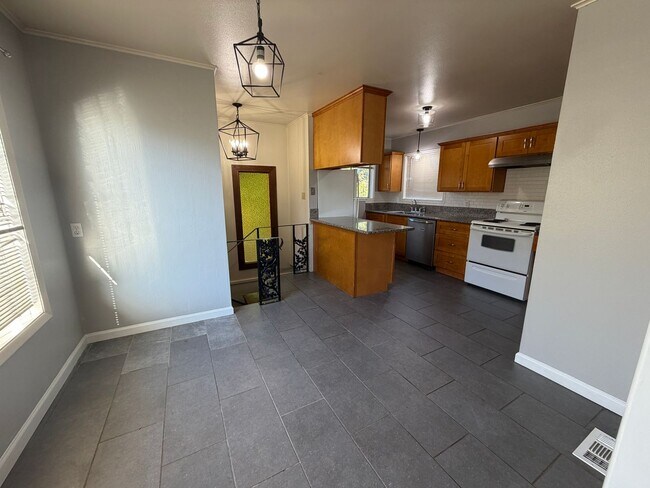 Building Photo - MOVE IN SPECIAL: HALF OFF FIRST MONTH'S RENT:2 Bedroom 2 Bath Single Family Home