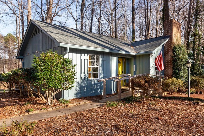Building Photo - Super cute 3 bedroom, 2 bath home on woode...