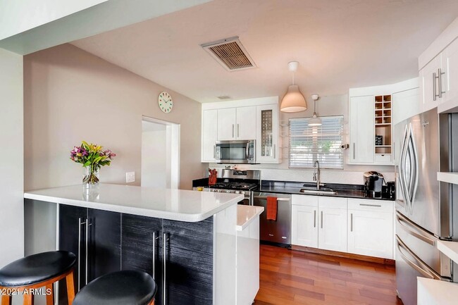 Foto del edificio - 1049 E Colter St