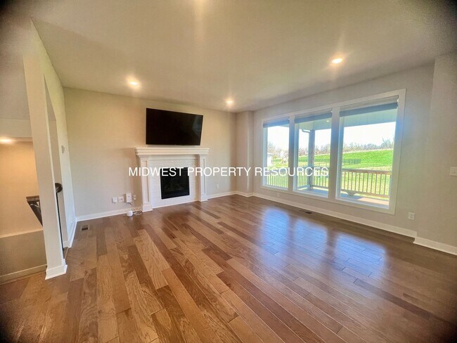 Building Photo - Amazing 5 Bedroom Home!