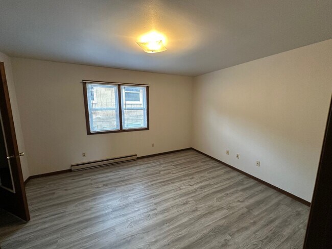 Building Photo - 1 Bedroom, 1 Bathroom Northside Apartment - Close to River Prairie Center