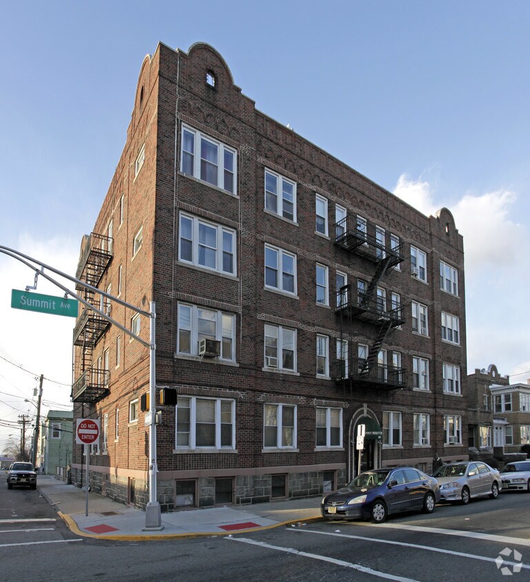 Building Photo - 2801-2807 Summit Ave
