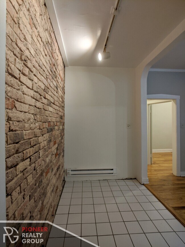Building Photo - 457 W Melrose St