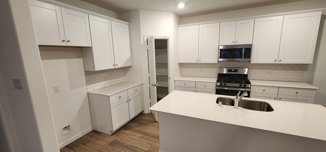 Building Photo - 10029 Little Tree Ln