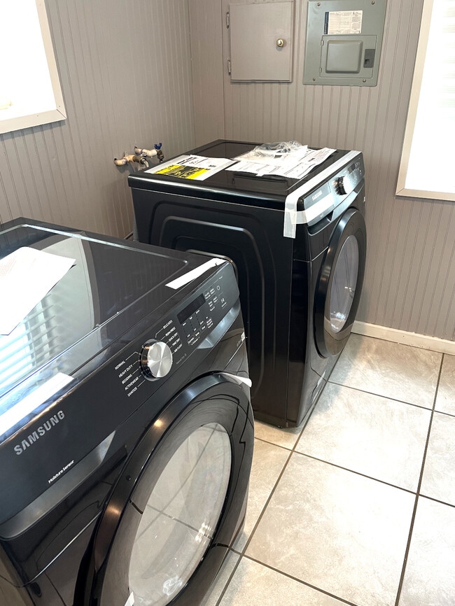 Building Photo - 213 W 12th St