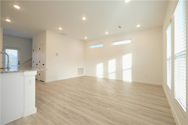 Foto del edificio - Now Leasing - Featherston Village - Modern...