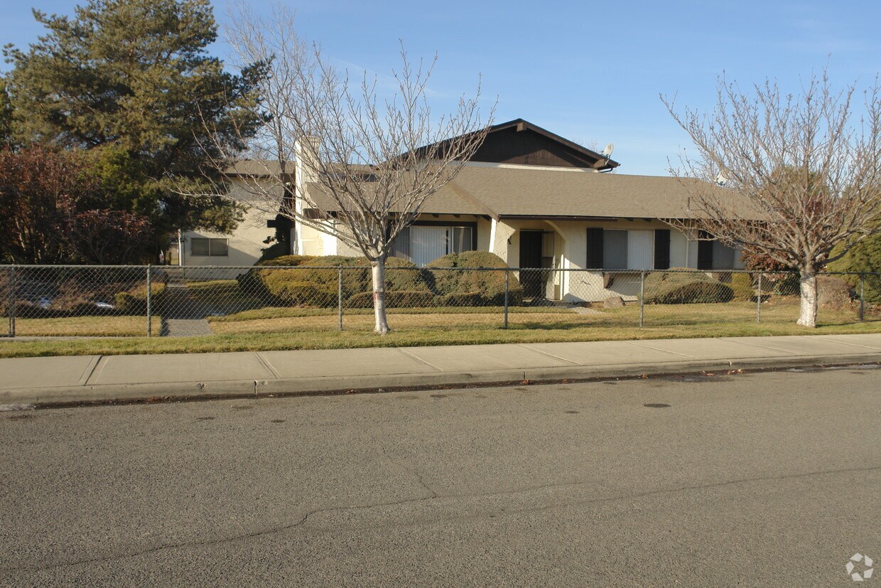 Westwood Court Rentals in Yakima at 408-410 S 60th Ave Yakima, WA |  Apartments.com
