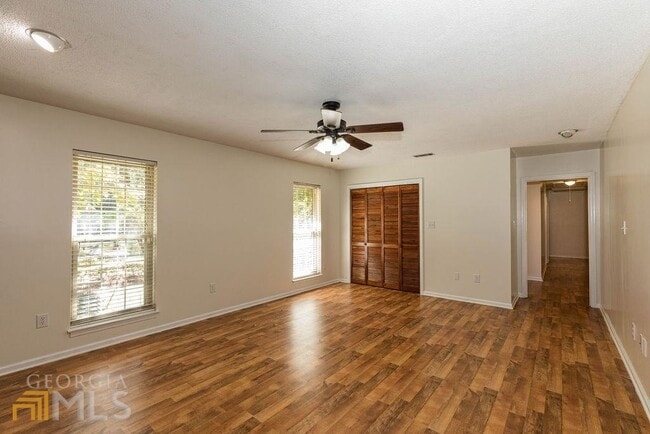 Foto del edificio - 404 E First St