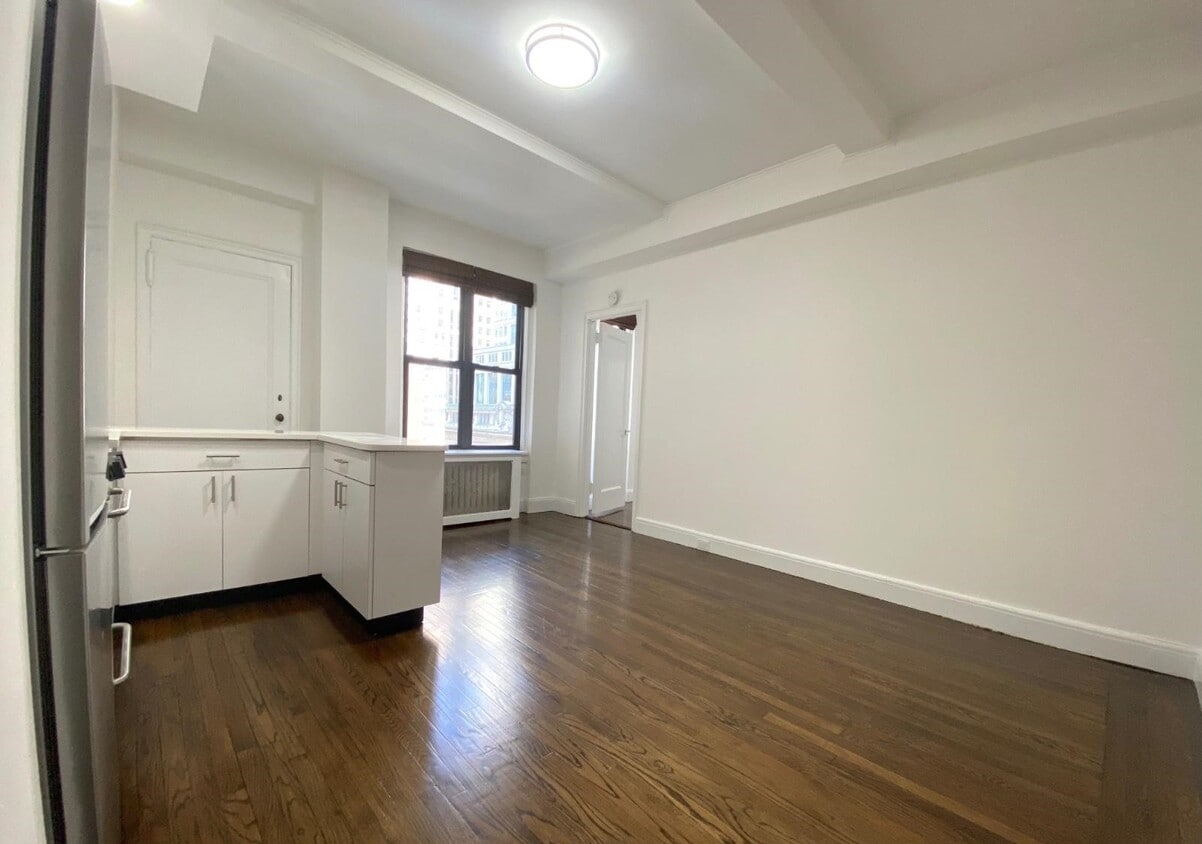 Building Photo - 140 E 46th St