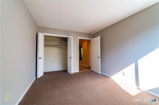 Building Photo - 140 Woodvale Dr