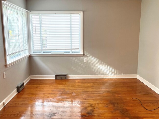 Building Photo - 560 Beecher St