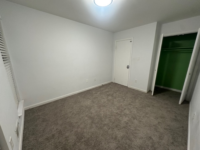 Foto del edificio - 8xxx Barrett Rd