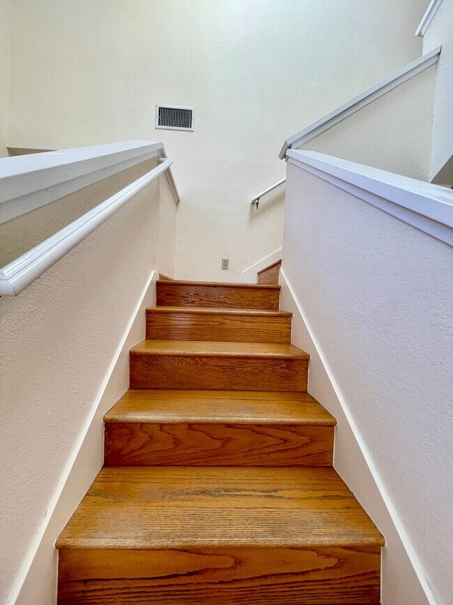 Building Photo - Tierrasanta 3br, 3b + loft Townhome