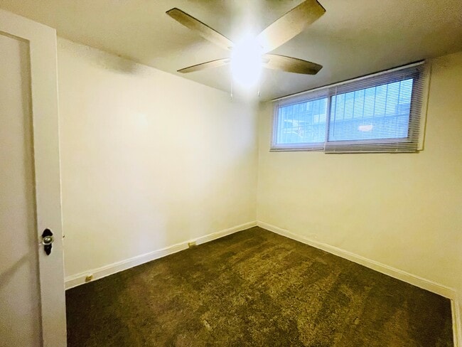 Building Photo - Apartment in the Avenues!