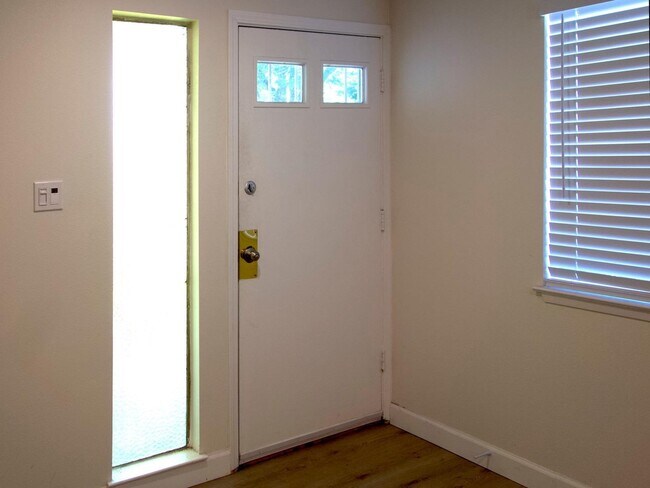 Foto del edificio - 323 Blossom Hill Rd