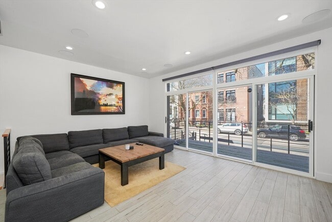 Building Photo - 2915 W Lyndale St