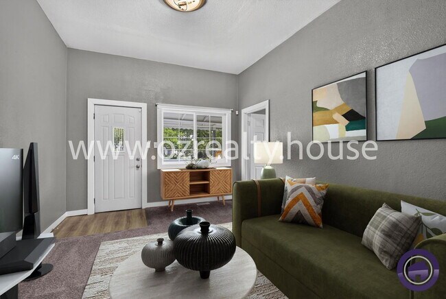 Building Photo - 565 Viking St
