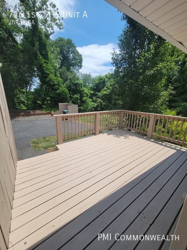 Building Photo - 2 Bed / 1.5 Bath First Floor Duplex (Avail...