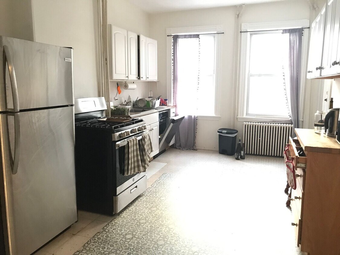 Foto principal - Huge 3 bed with in-unit laundry.