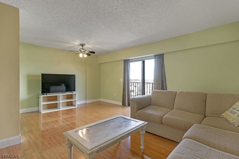 Primary Photo - 10 N Wood Ave