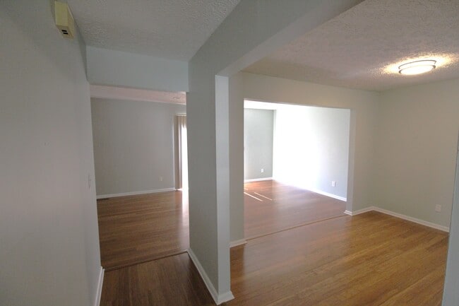 Building Photo - 1800 Quarry Ridge Dr