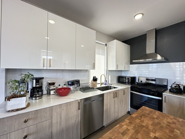 Foto del edificio - 908 N California Ave