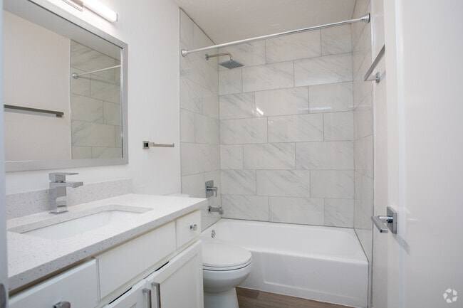 2BR, 1BA - 850 SF - TRADEWINDS Apartments