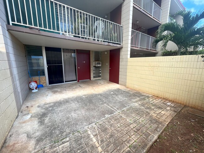 Building Photo - 3 bedroom 2 bath Townhome with 2 large cou...