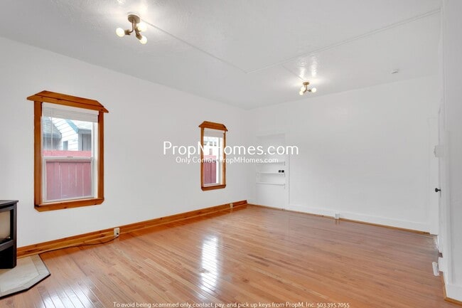 Building Photo - Updated Cottage in Gladstone!