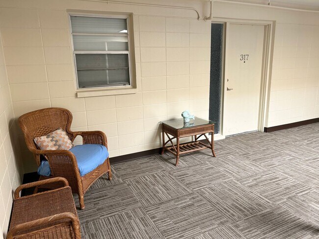 Building Photo - Updated 1 Bed/1.5 Bath Near the Beach! Great Amenities