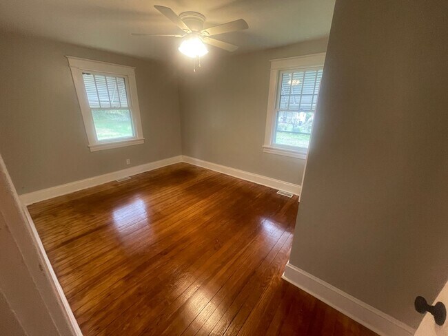 Foto del edificio - One Bedroom House for rent close to Riverm...