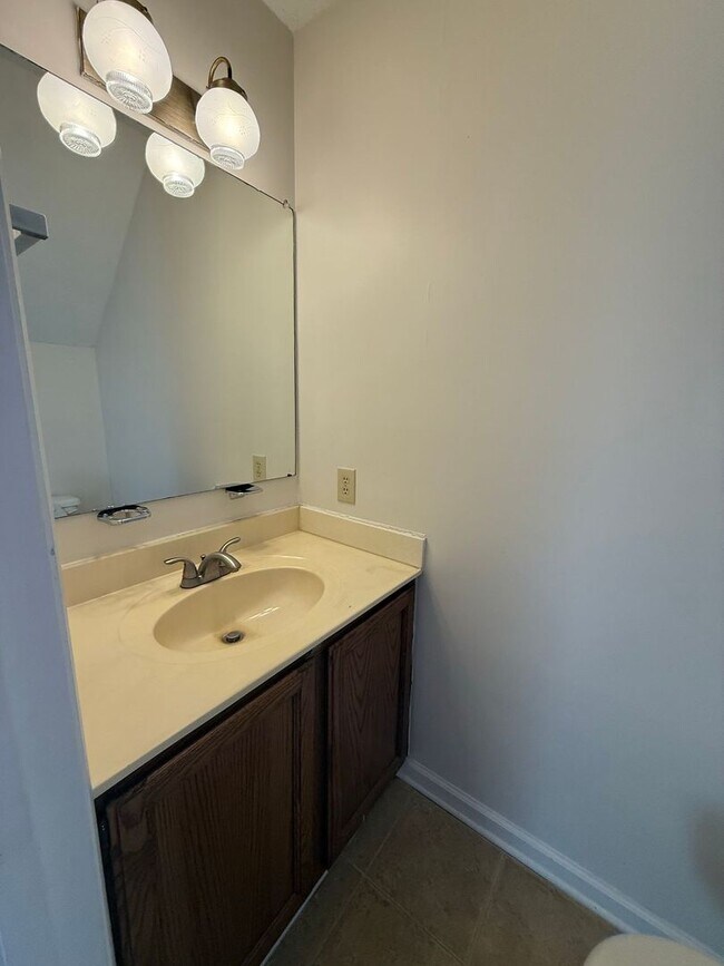 Building Photo - Beautiful 3 bedroom, 2.5 bath House