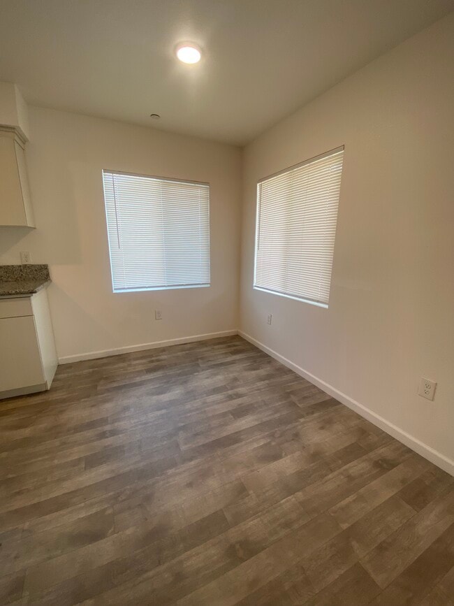 Dinning - 3357 E Terrace Ave