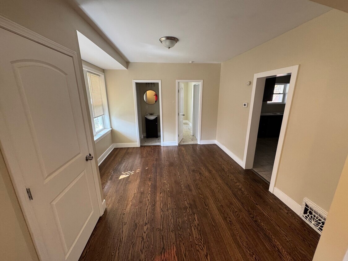 Building Photo - 3141 Clifton Ave