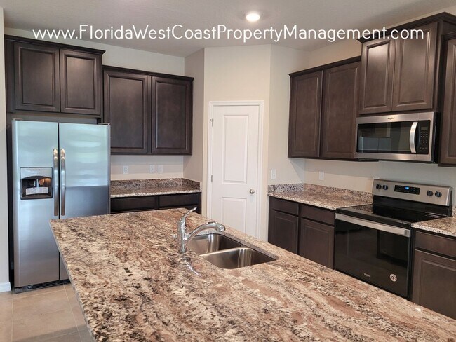 Foto del edificio - LARGE PARRISH HOME AVAILABLE for APRIL! 3 ...